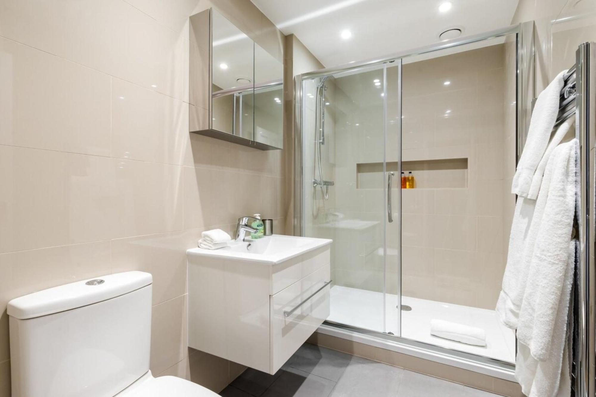 Cosy 4 Bed In London- Sleeps 8 Londra