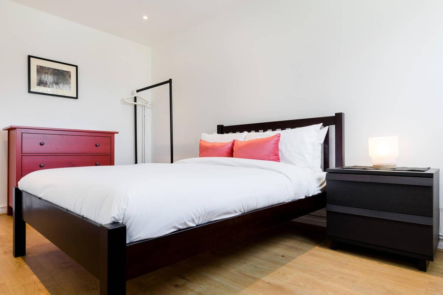 Cosy 4 Bed In London- Sleeps 8 Appartamento